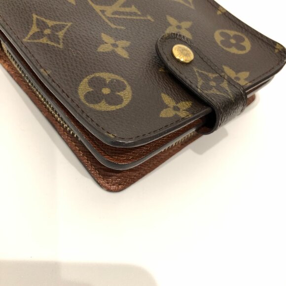 Louis Vuitton Monogram Compact Zip Wallet Sku#85597 (gently used, initial) - Picture 9 of 15